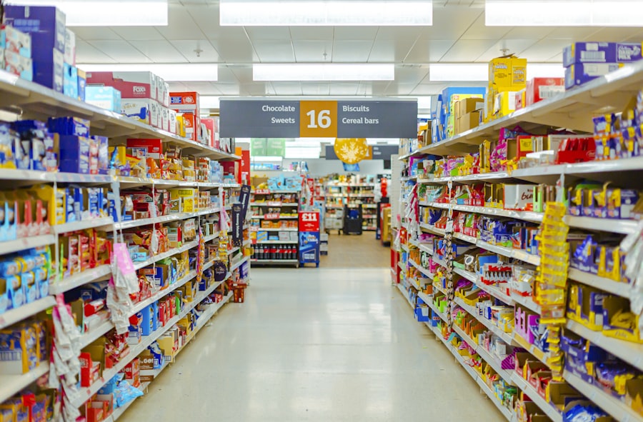Schappen vol producten in een supermarkt, klaar voor de overstap naar QR-codes op verpakkingen