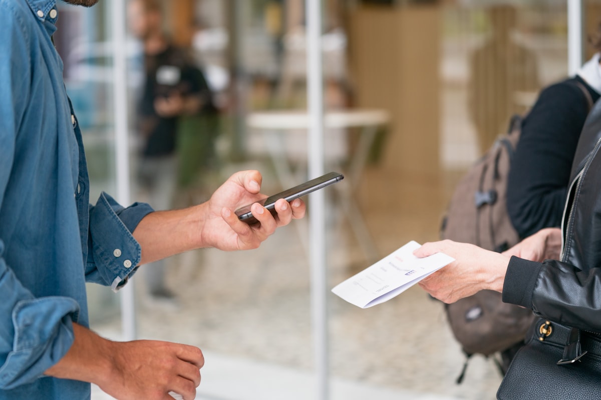 Een gast scant een QR-code met de camera van een smartphone